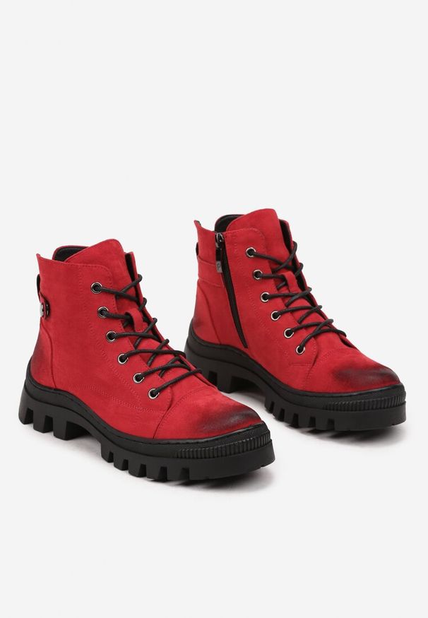 Born2be - Czerwone Botki na Grubej Podeszwie w Stylu Traperów ze Sznurowaniem Arviva. Okazja: na co dzień. Kolor: czerwony. Materiał: wełna, jeans. Obcas: na obcasie. Styl: casual. Wysokość obcasa: średni
