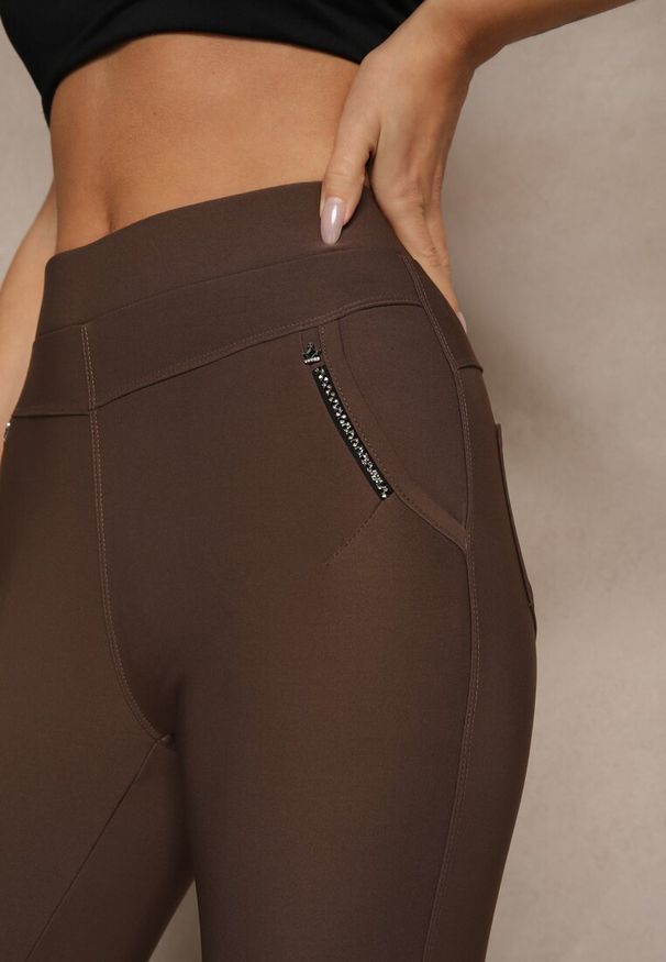 Renee - Brązowe Spodnie Typu Skinny High Waist Ozdobione Cyrkoniami Lavilara. Okazja: na co dzień. Stan: podwyższony. Kolor: brązowy. Wzór: aplikacja. Styl: elegancki, casual