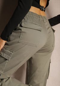 Renee - Ciemnozielone Spodnie Joggery z Kieszeniami Cargo z Elastycznej Bawełny Irisane. Okazja: na co dzień. Kolor: zielony. Materiał: bawełna. Styl: elegancki, casual