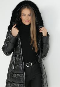 Born2be - Czarna Kurtka Pikowana z Futrzanym Kapturem Ficy. Kolor: czarny. Materiał: futro. Długość: długie. Wzór: aplikacja #2