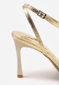 Renee - Złote Sandały VICES na Szpilce Zdobione Kokardą i Aplikacją z Cyrkoniami Sireilora. Zapięcie: pasek. Kolor: złoty. Materiał: satyna. Wzór: aplikacja. Obcas: na szpilce. Styl: glamour #4