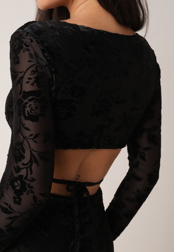 Born2be - Czarna Dopasowana Sukienka VICES z Wiązaniem i Welurowym Wzorem Thessadenah. Typ kołnierza: dekolt kwadratowy. Kolor: czarny. Materiał: welur. Typ sukienki: oversize. Styl: elegancki, klasyczny