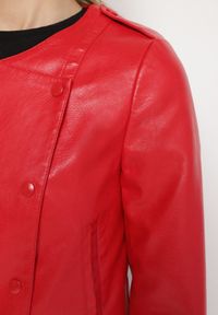 Born2be - Czerwona Kurtka Ramoneska z Ozdobnymi Guzikami Sesiania. Okazja: na co dzień. Kolor: czerwony. Materiał: jeans. Długość rękawa: długi rękaw. Długość: długie. Styl: casual, elegancki, klasyczny #3