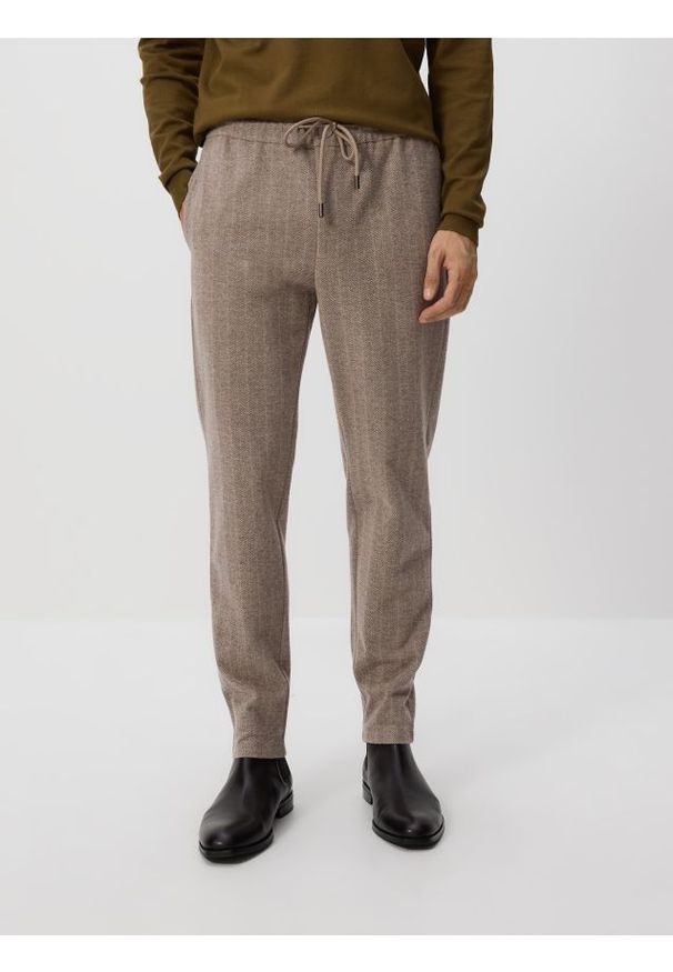 Reserved - Spodnie regular z wiązaniem - beżowy. Kolor: beżowy. Materiał: dzianina, wiskoza