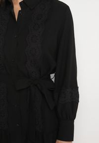 Born2be - Czarna Koszulowa Sukienka z Wiskozy z Bawełną Koronką i Paskiem Lilresia. Okazja: na co dzień. Kolor: czarny. Materiał: wiskoza, bawełna, koronka. Długość rękawa: długi rękaw. Wzór: koronka. Sezon: wiosna, lato. Typ sukienki: koszulowe. Styl: klasyczny, casual, elegancki #6