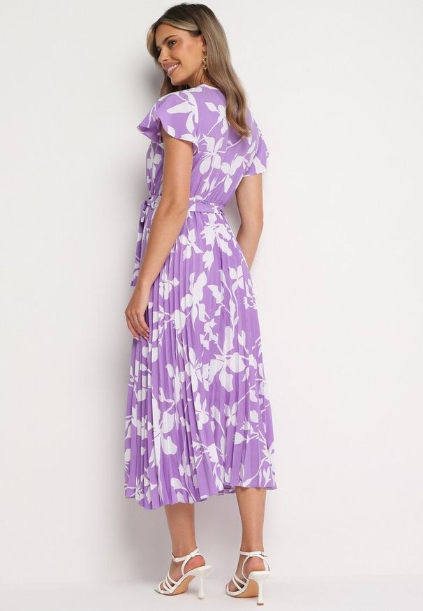 Born2be - Fioletowa Kopertowa Plisowana Sukienka z Gumką i Paskiem w Talii Denevia. Okazja: na co dzień. Kolor: fioletowy. Długość rękawa: krótki rękaw. Typ sukienki: kopertowe. Styl: casual