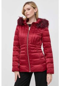 Marciano Guess kurtka damska kolor czerwony zimowa. Kolor: czerwony. Materiał: futro. Sezon: zima