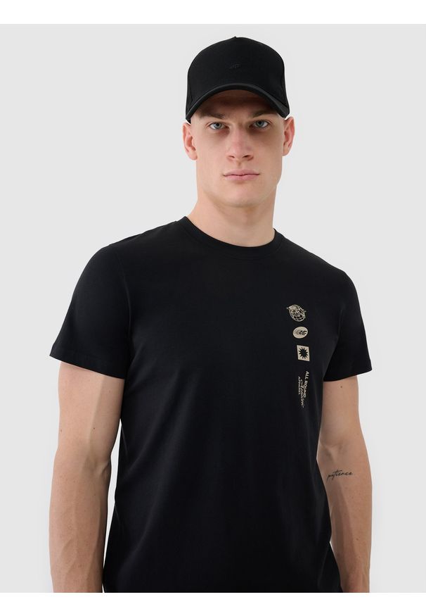 4f - 4F T-shirt regular z nadrukiem męski - czarny S. Okazja: na co dzień. Kolor: czarny. Materiał: bawełna, dzianina, jersey. Długość rękawa: krótki rękaw. Długość: krótkie. Wzór: nadruk. Styl: klasyczny, casual, sportowy