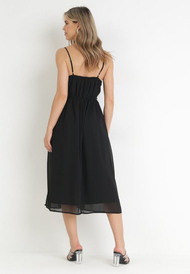 Born2be - Czarna Rozkloszowana Sukienka Midi na Cienkich Ramiączkach z Wiązaniem w Talii Tessonne. Kolor: czarny. Długość rękawa: na ramiączkach. Długość: midi