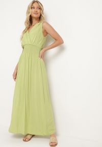Born2be - Zielona Wiskozowa Sukienka z Kopertowym Dekoltem i Gumkami w Talii Joridia. Okazja: na co dzień. Typ kołnierza: dekolt kopertowy. Kolor: zielony. Materiał: wiskoza. Długość rękawa: na ramiączkach. Typ sukienki: kopertowe. Styl: wizytowy, casual #1
