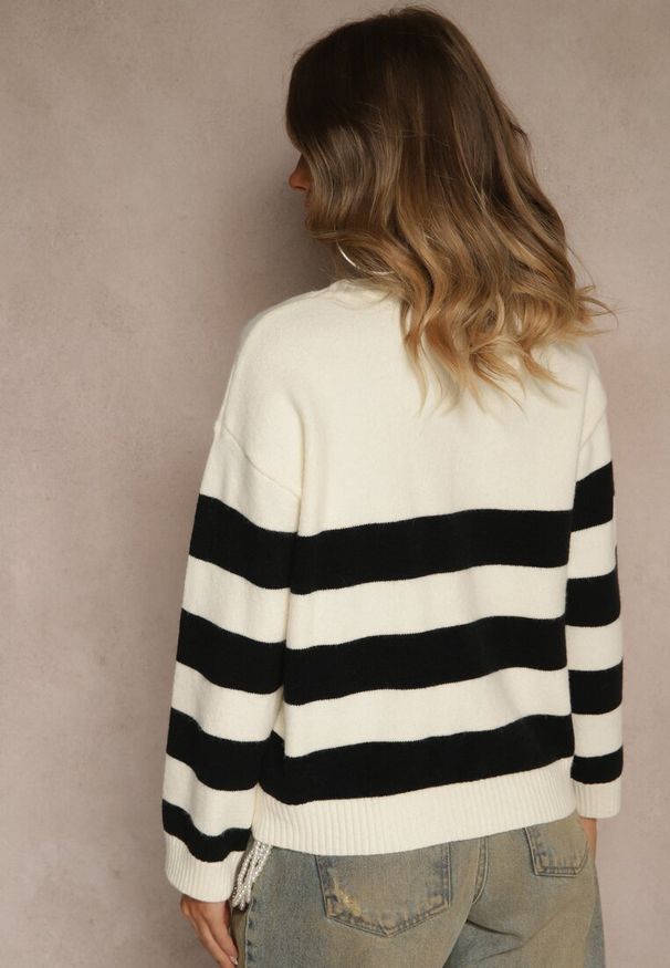 Renee - Jasnobeżowy Prosty Sweter z Domieszką Kaszmiru Zdobiony Wzorem w Pasy Tarvane. Okazja: na co dzień. Kolor: beżowy. Materiał: kaszmir. Wzór: aplikacja. Styl: casual