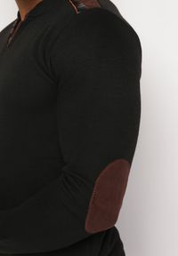 Born2be - Czarny Sweter o Klasycznym Kroju z Wełną i Ozdobnymi Łatami Cevinde. Kolor: czarny. Materiał: wełna. Sezon: jesień, zima. Styl: klasyczny #4