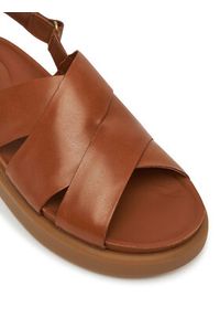 Clarks Sandały Aristella Sun 26181258 Brązowy. Kolor: brązowy. Materiał: skóra