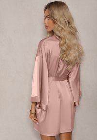 Renee - Ciemnoróżowy Szlafrok z Satyny Wykończony Paskiem Rivathena. Typ kołnierza: dekolt w kształcie V. Kolor: różowy. Materiał: satyna #5