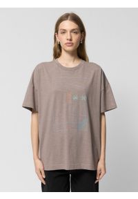 outhorn - T-shirt oversize z nadrukiem damski - brązowy. Kolor: brązowy. Materiał: bawełna, materiał, dzianina. Wzór: nadruk. Sezon: lato. Styl: wakacyjny