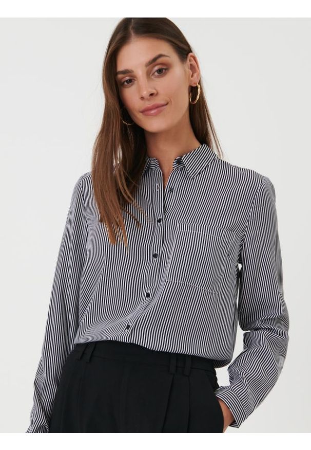 Sinsay - Koszula w paski - czarny. Kolor: czarny. Materiał: wiskoza. Wzór: paski