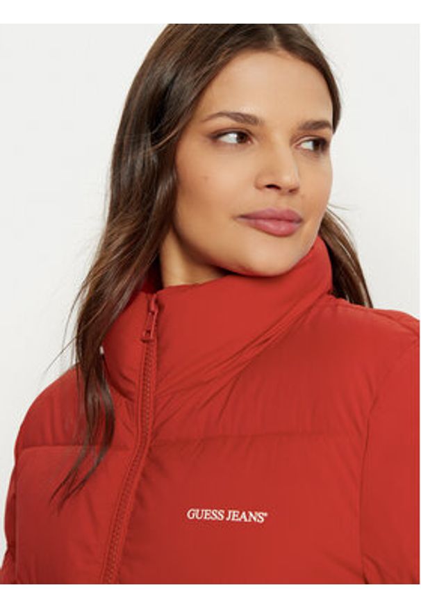 Guess Jeans Kurtka zimowa W4BL20 WGII2 Czerwony Regular Fit. Kolor: czerwony. Materiał: syntetyk. Sezon: zima