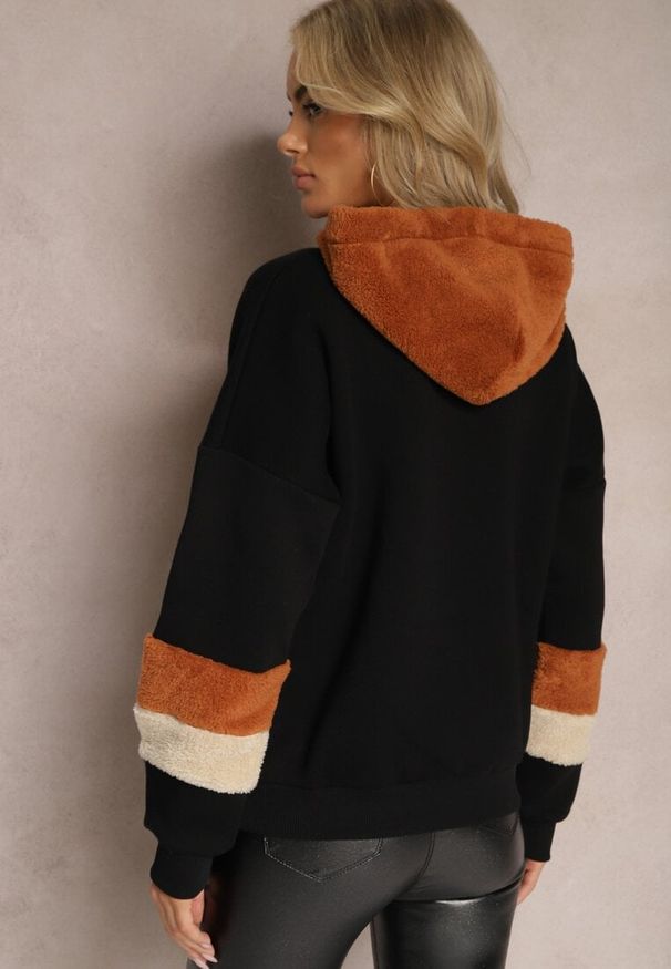 Renee - Czarna Bawełniana Bluza z Kapturem i Wstawkami z Polaru Qilin. Typ kołnierza: kaptur. Kolor: czarny. Materiał: polar, bawełna. Wzór: aplikacja