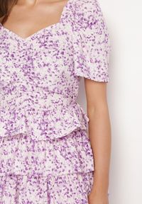 Born2be - Fioletowa Rozkloszowana Sukienka z Bufkami w Rękawach w Drobny Print z Falbankami Tineria. Okazja: na co dzień. Typ kołnierza: kołnierz z falbankami. Kolor: fioletowy. Wzór: nadruk. Typ sukienki: proste. Styl: casual #5