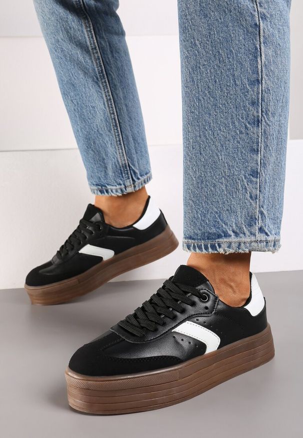 Renee - Czarne Sneakersy na Niskiej Platformie z Ekozamszowymi Wstawkami Irisca. Okazja: na co dzień. Nosek buta: okrągły. Kolor: czarny. Materiał: jeans. Wzór: kolorowy. Sezon: lato, wiosna. Obcas: na platformie