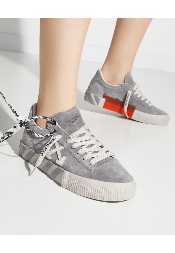 OFF-WHITE - Szare sneakersy ze strzałami. Kolor: szary. Materiał: guma, zamsz