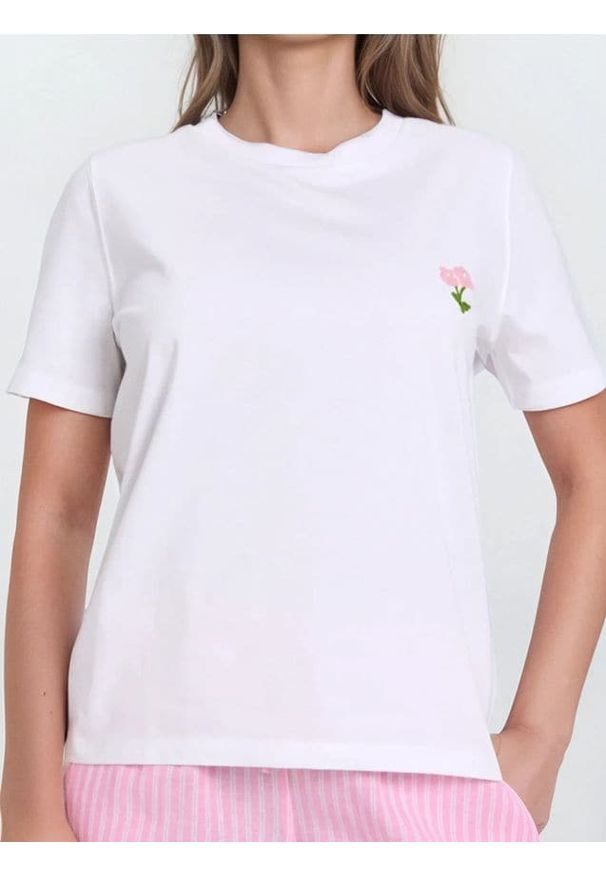 Sinsay - Bawełniana koszulka z haftem - biały. Kolor: biały. Materiał: bawełna. Wzór: haft