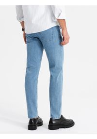 Ombre Clothing - Klasyczne męskie spodnie jeansy SLIM FIT z elastanem – jasnoniebieskie V2. Kolor: niebieski. Materiał: jeans, elastan. Wzór: gładki, jednolity. Styl: klasyczny #6