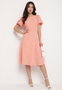 Born2be - Różowa Sukienka Vices o Rozkloszowanym Kroju z Odpinanym Kwiatem 3D Rallarea. Kolor: różowy. Wzór: kwiaty. Sezon: wiosna, lato #4