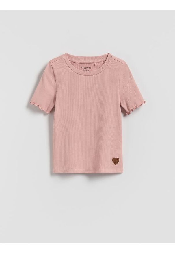 Reserved - Prążkowany t-shirt z haftem - różowy. Kolor: różowy. Materiał: prążkowany. Wzór: haft
