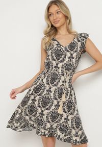 Born2be - Czarna Bawełniana Sukienka w Stylu Boho na Ramiączkach z Falbanką Zaelle. Okazja: na co dzień, na imprezę. Typ kołnierza: dekolt w serek. Kolor: czarny. Materiał: bawełna. Długość rękawa: na ramiączkach. Sezon: lato. Styl: boho #6