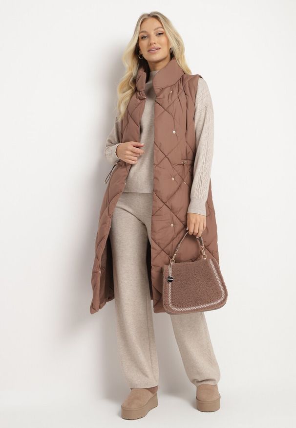 Born2be - Ciemnobrązowa Pikowana Kamizelka o Długim Kroju ze Stójką i Kieszeniami Avatheia. Okazja: na co dzień. Typ kołnierza: kołnierzyk stójkowy. Kolor: brązowy. Materiał: jeans. Długość: długie. Wzór: aplikacja. Styl: casual, klasyczny, elegancki