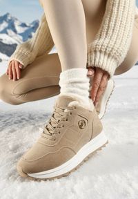 Born2be - Ciemnobeżowe Sneakersy na Platformie z Futerkiem Egiapia. Okazja: na co dzień. Nosek buta: okrągły. Kolor: beżowy. Materiał: futro. Obcas: na platformie #1