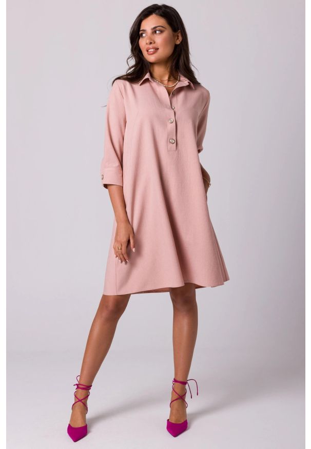 BeWear - Swobodna sukienka z kołnierzykiem guzikami i kieszeniami róż. Kolor: różowy. Materiał: materiał. Typ sukienki: trapezowe