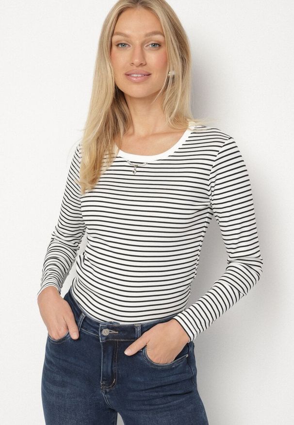 Born2be - Biała Bluzka Typu Longsleeve w Paski Ozdobiona Cyrkoniami Ralinella. Okazja: na co dzień. Kolor: biały. Materiał: jeans. Długość rękawa: długi rękaw. Wzór: paski, aplikacja. Styl: elegancki, casual, klasyczny