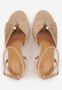 Renee - Ciemnobeżowe Sandały VICES na Szpilce Zdobione Marszczeniem i Aplikacją Synalirea. Zapięcie: pasek. Kolor: beżowy. Wzór: aplikacja. Obcas: na szpilce. Styl: klasyczny, elegancki #8