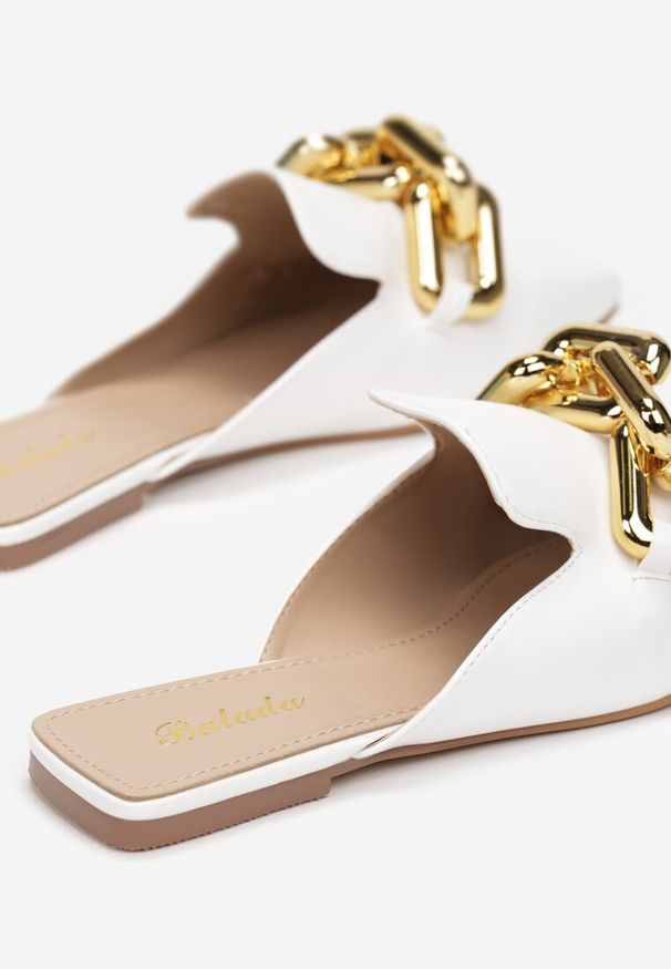 Born2be - Białe Klapki Acalaeno. Kolor: biały. Wzór: aplikacja, geometria. Obcas: na obcasie. Wysokość obcasa: niski