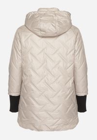 Born2be - Jasnobeżowa Kurtka Pikowana z Odpinanym Kapturem z Dłuższym Tyłem Rivselia. Okazja: na co dzień. Kolor: szary. Materiał: tkanina. Długość: długie. Wzór: aplikacja. Sezon: zima. Styl: casual, klasyczny #5