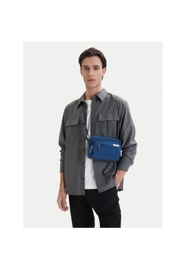 Saszetka Calvin Klein. Kolor: niebieski. Materiał: denim