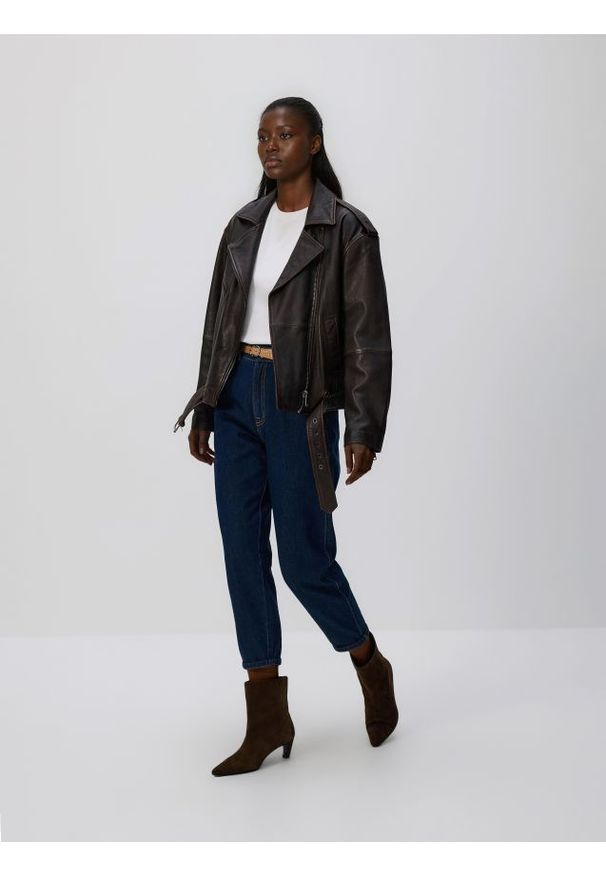 Reserved - Jeansy paperbag z paskiem - granatowy. Kolor: niebieski