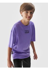 4f - T-shirt z napisem dziecięcy - fioletowy. Kolor: fioletowy. Materiał: bawełna. Wzór: napisy