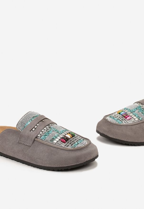 Renee - Szare Klapki Mule z Koralikami na Zakrytym Nosku Aserhia. Kolor: szary. Wzór: aplikacja, kolorowy. Styl: boho