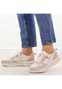 Beżowe skórzane sneakersy damskie Sergio Leone Sp116. Okazja: na spacer, na co dzień. Nosek buta: okrągły. Kolor: beżowy. Materiał: skóra. Sezon: wiosna, lato. Styl: casual, elegancki, klasyczny #1