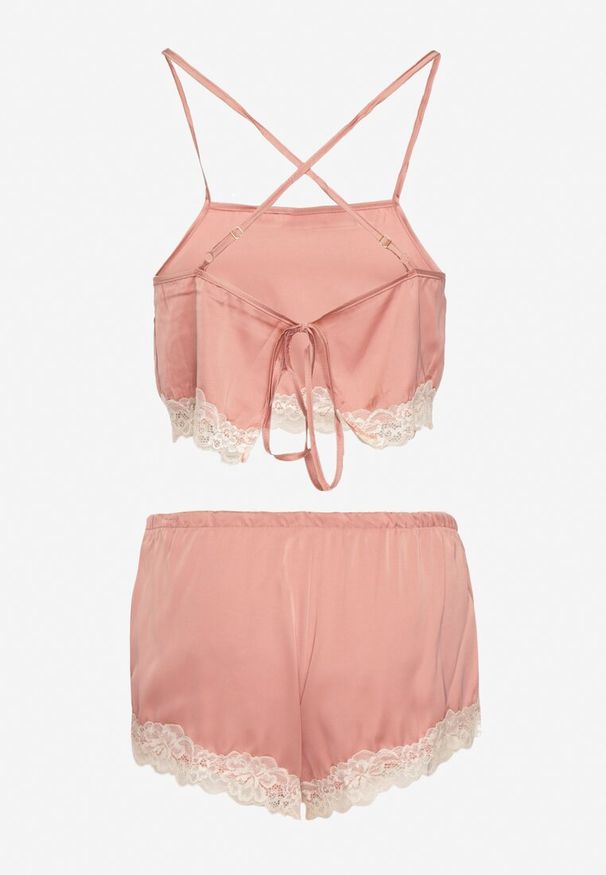 Renee - Różowy Komplet Piżamowy Krótki Wiązany Top na Ramiączkach Szorty z Gumką w Talii Tiseria. Kolekcja: plus size. Kolor: różowy. Materiał: materiał. Długość: krótkie