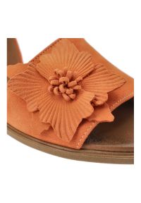 Sandały damskie Armodo, cholewka ze skóry naturalnej płaskie odkryte palce pasek na pięcie ozdobny kwiat, pomarańczowe, 40471. Okazja: na co dzień. Zapięcie: pasek. Kolor: pomarańczowy. Wzór: kwiaty. Materiał: skóra. Sezon: lato. Obcas: na obcasie. Styl: casual. Wysokość obcasa: niski #7