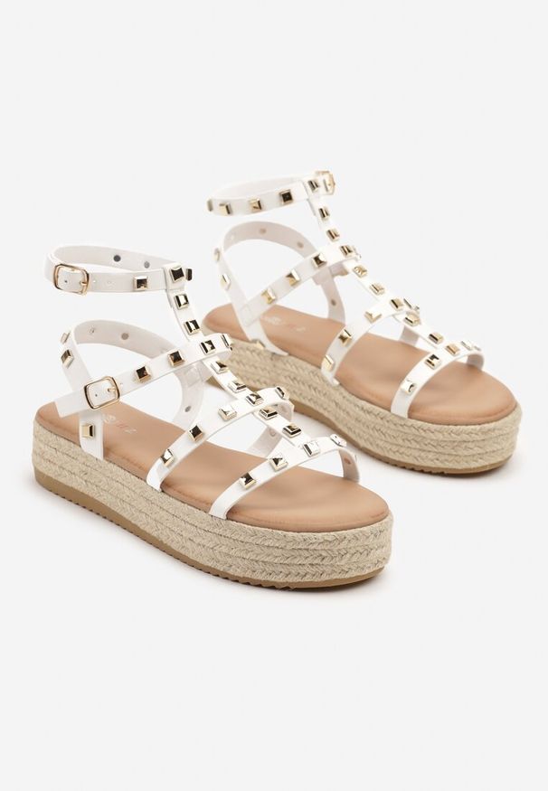 Born2be - Białe Sandały Gladiatorki z Nitami na Plecionej Platformie Sonariona. Okazja: na co dzień. Zapięcie: pasek. Kolor: biały. Sezon: lato. Obcas: na platformie. Styl: casual, elegancki