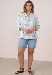 Born2be - Niebieska Koszula Wiskozowa w Kwiaty Syro. Okazja: na co dzień. Typ kołnierza: dekolt w kształcie V. Kolekcja: plus size. Kolor: niebieski. Materiał: wiskoza. Wzór: kwiaty. Styl: casual #7