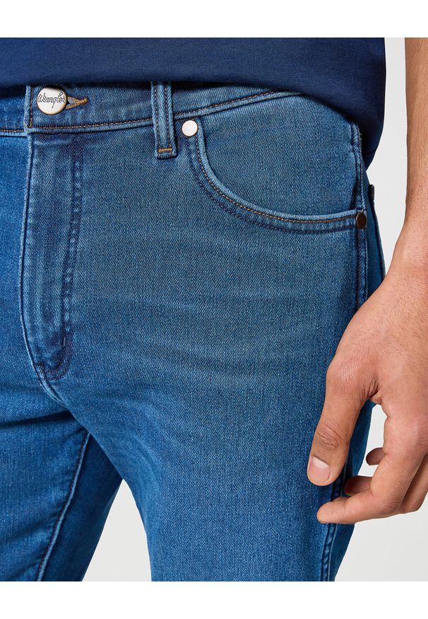 Wrangler - WRANGLER MĘSKIE SPODNIE OCIEPLANE JEANSOWE LARSTON GAVIN 112356819 W18S008806. Styl: klasyczny