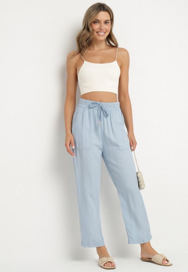 Born2be - Jasnoniebieskie Spodnie z Bawełną Wysokim Stanem i Wiązaniem Zolwia. Okazja: na co dzień. Stan: podwyższony. Kolor: niebieski. Materiał: bawełna. Styl: klasyczny, casual, elegancki