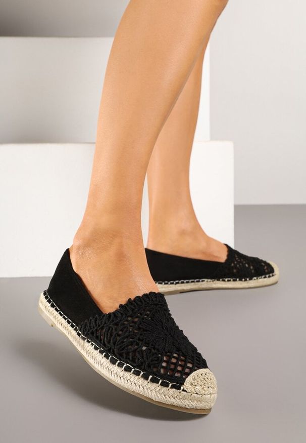 Born2be - Czarne Espadryle z Ażurowym Zdobieniem i Plecioną Podeszwą Nusailia. Okazja: na co dzień. Kolor: czarny. Wzór: aplikacja, ażurowy. Sezon: lato, wiosna. Obcas: na obcasie. Styl: boho, elegancki, casual. Wysokość obcasa: niski
