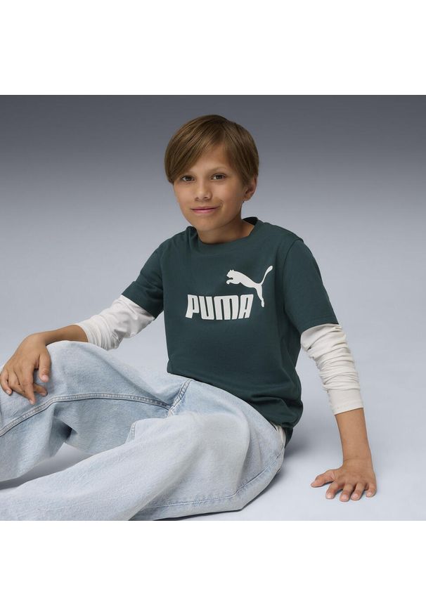 Puma - Młodzieżowa koszulka ESS z logo No. 1 PUMA Green Terrain. Kolor: zielony. Materiał: guma. Wzór: nadruk. Sport: joga i pilates